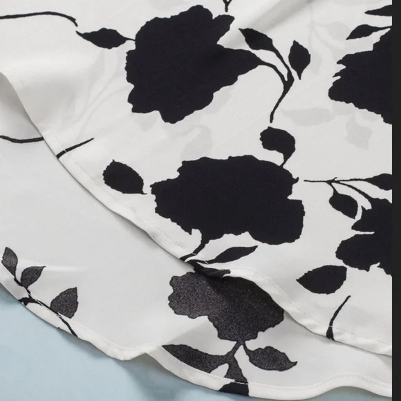 #22 1 Left! White & Black Floral V-Neck Top - Picture 9 of 11